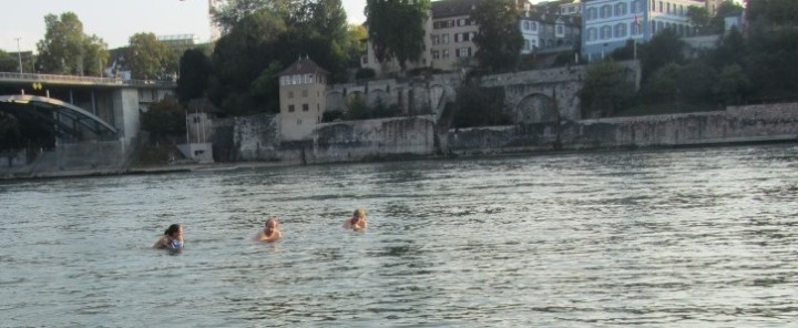 People chatting while swimming in the Rhine